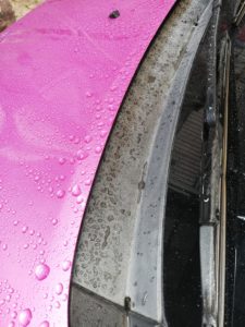 ワイパー下の劣化した樹脂パーツ